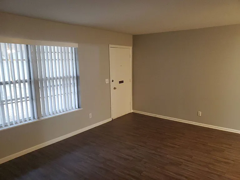 Stratford East Apartments — Photo 33