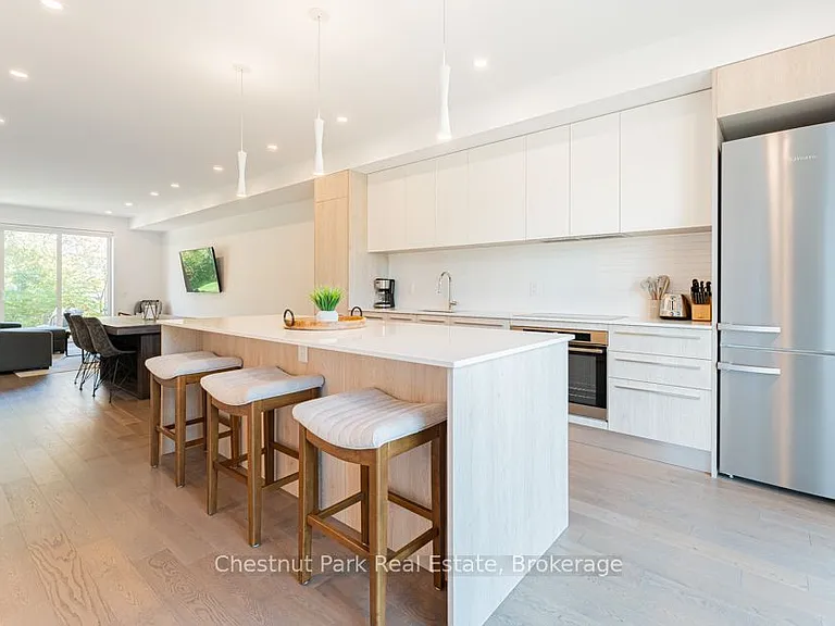 29 Rockmount Cres — Photo 6