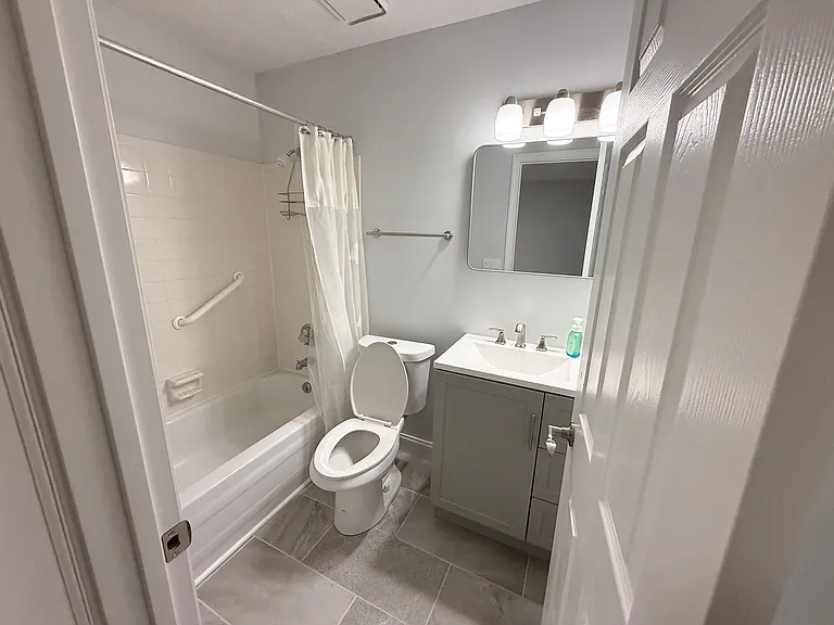 400 Sherwood Green Ct #400 — Photo 3