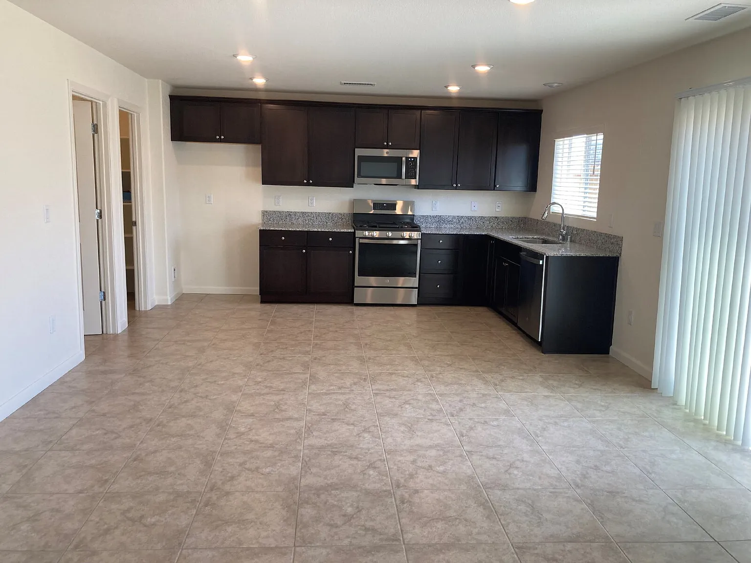 3 bed, 2.5 bath, 1710 sqft, $2,795 — Photo 3