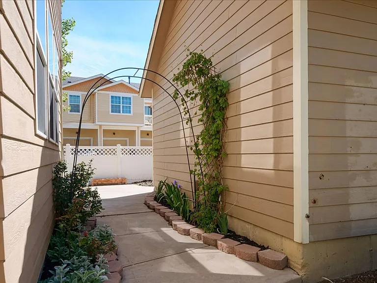 2475 Saint Paul Dr — Photo 40