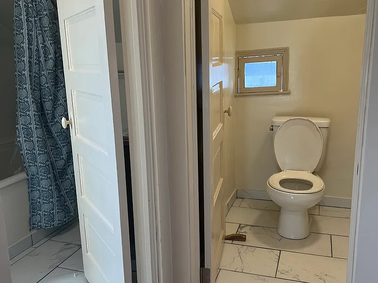 709 NE 43rd St #4 — Photo 11