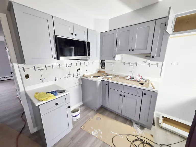 2115-2123 W Farragut Ave Apartments — Photo 2