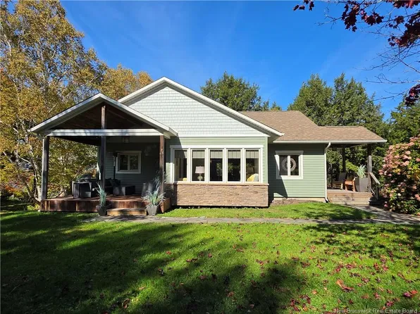 28 River St, Fredericton, NB E3A 4L7