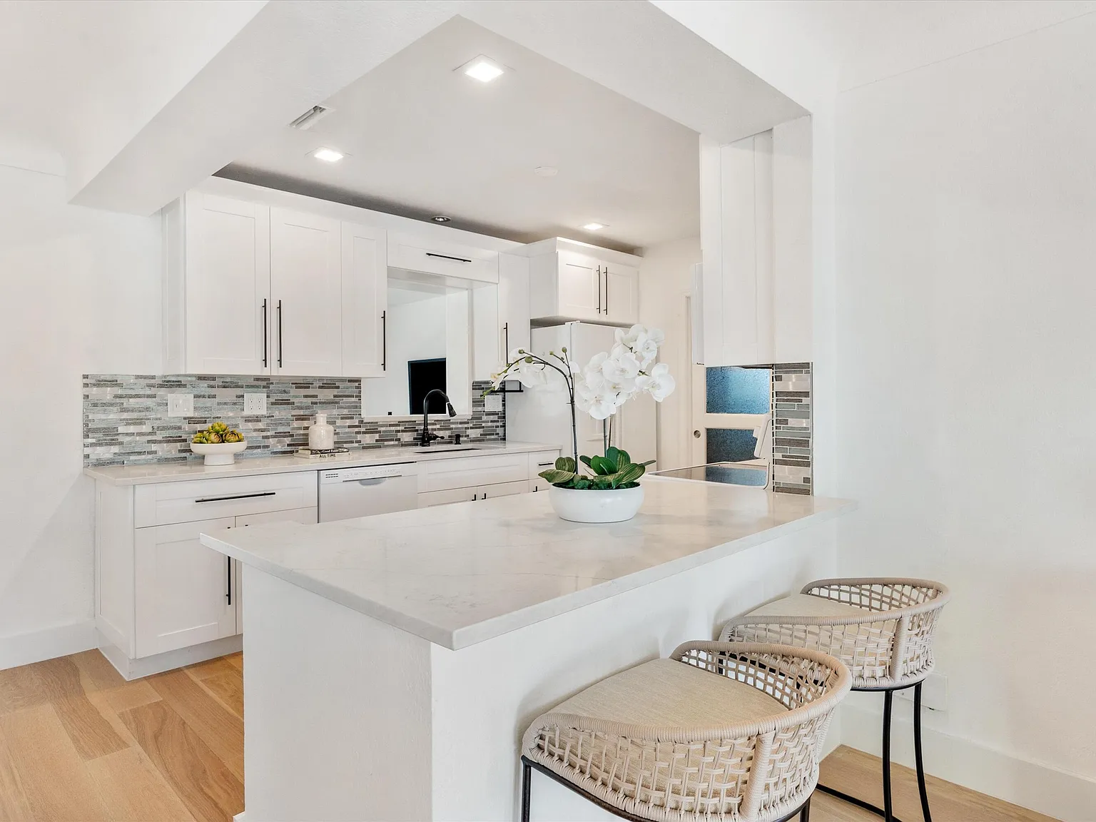 3 bed, 2.0 bath, 1545 sqft, $4,700 — Photo 3