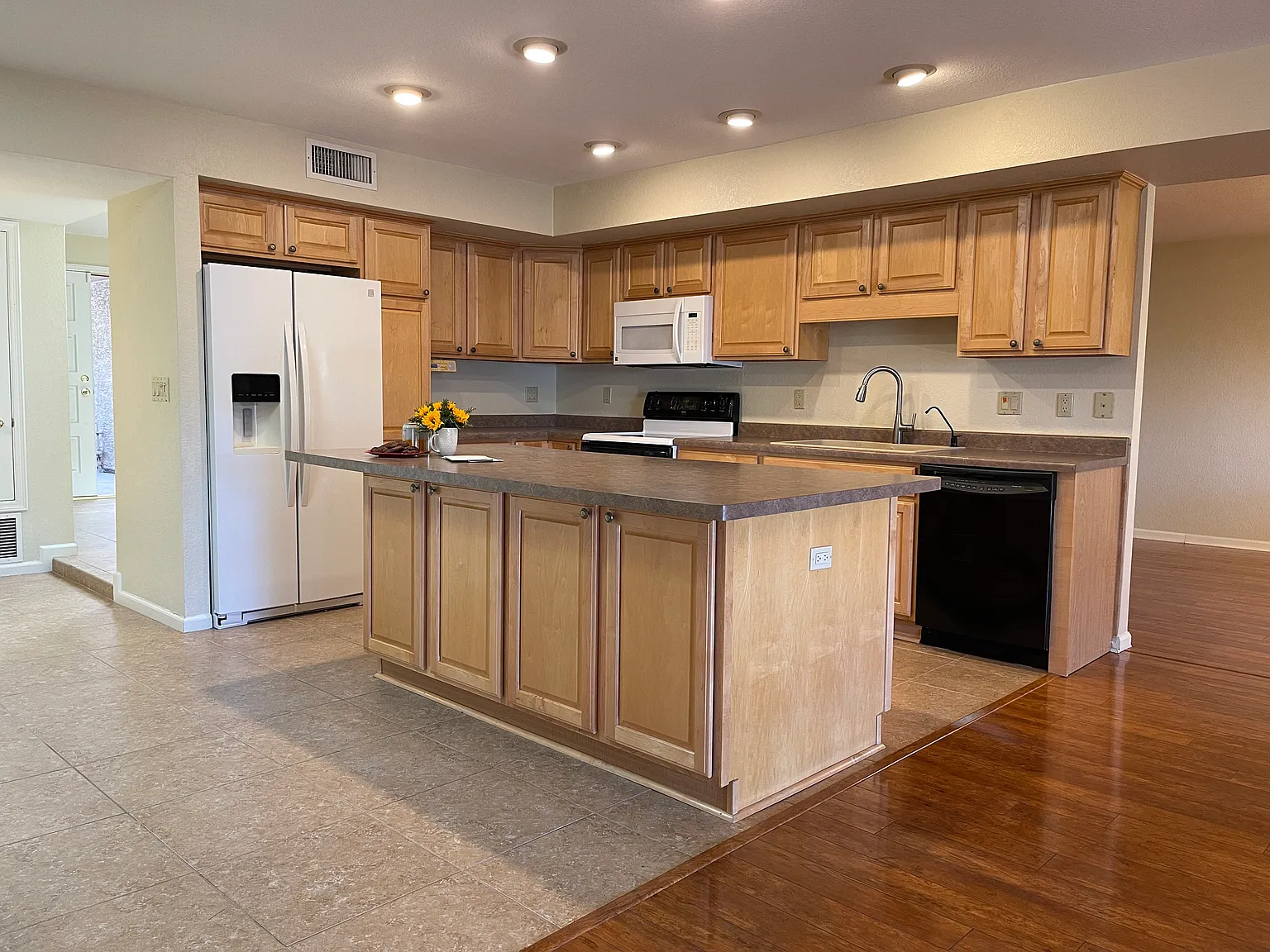 3 bed, 2000 sqft, $2,950 — Photo 4