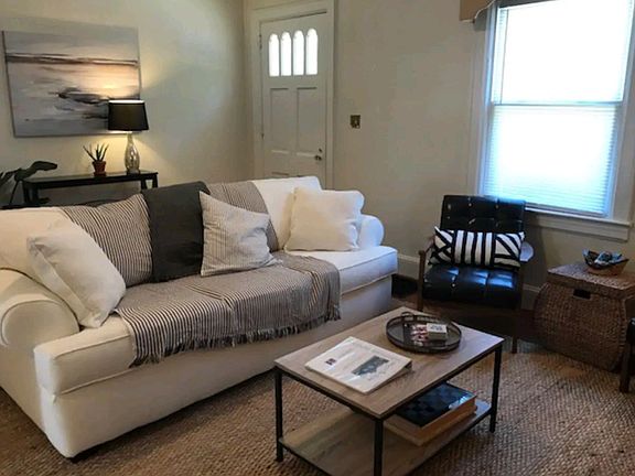 Cozy Livingroom equipped with a 50"smart 4K UHDTV , w/ Netflix and Hulu. Dedicated office w/Fast, Fi