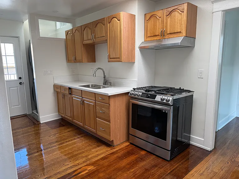 242 1/2 Coronado Ave — Photo 16