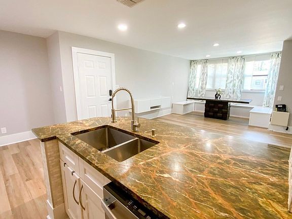 5th image of 1400 Gandy Blvd N Unit 1013