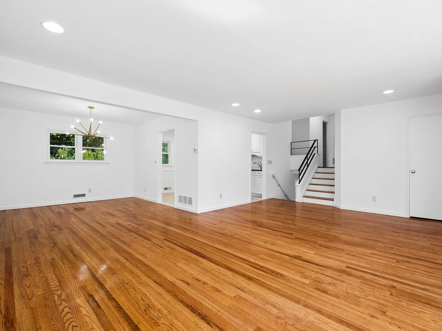3 bed, 2.0 bath, 1942 sqft, $6,900 — Photo 3