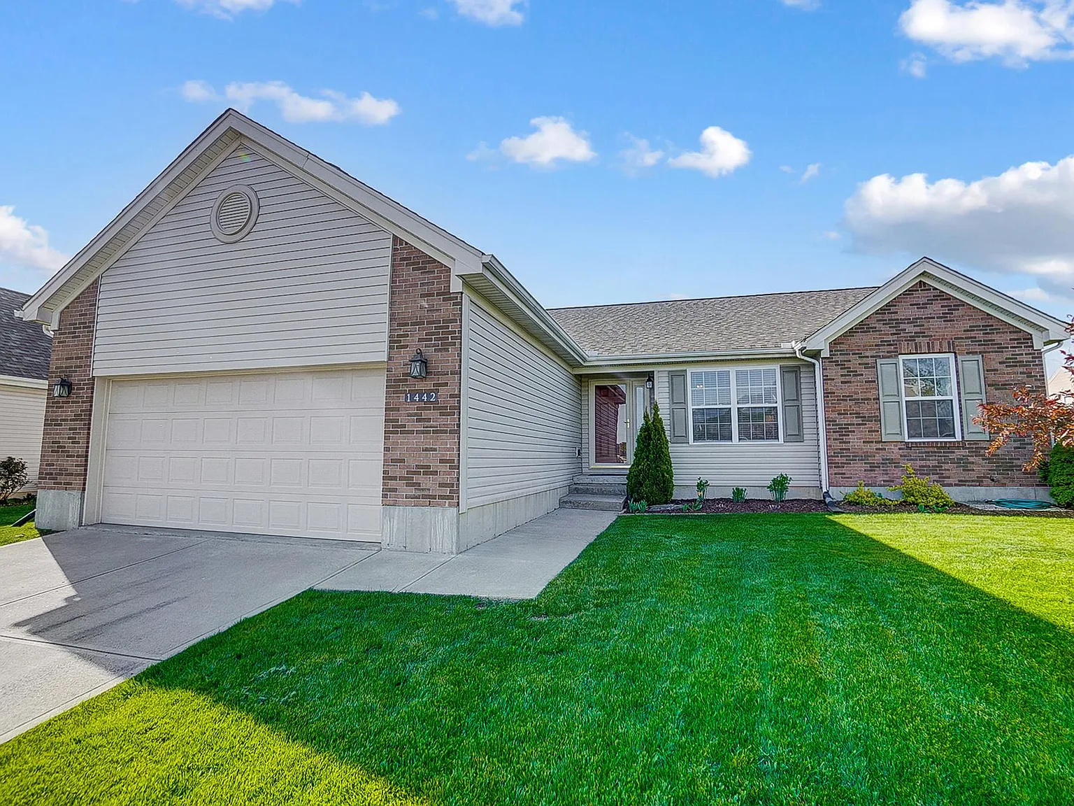 3 bed, 2.5 bath, 2460 sqft, $2,495 — Photo 2