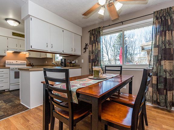 3rd image of 9638 Larivee Ave