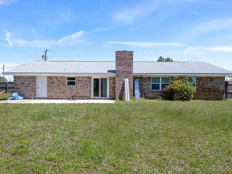 716 Clarence Dr — Photo 16