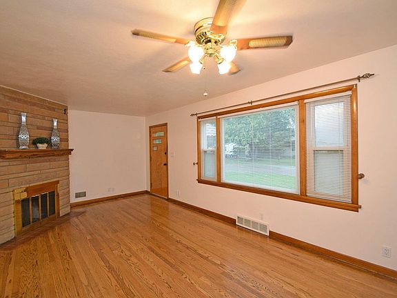 3rd image of 821 Shady Ln