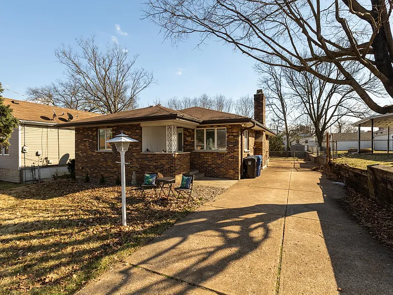 356 W Loretta Ave — Photo 2