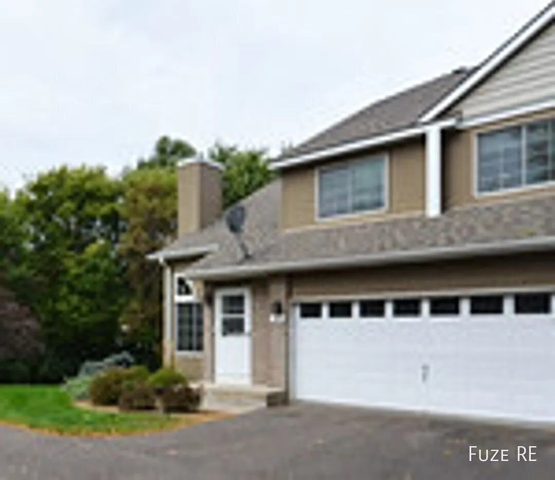 3 bed, 1.5 bath townhome in Vadnais Heights, MN — Photo 2