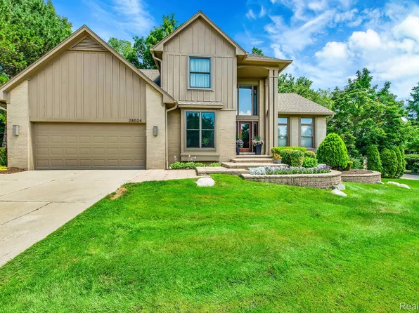 28024 Golf Pointe Blvd, Farmington Hills, MI 48331