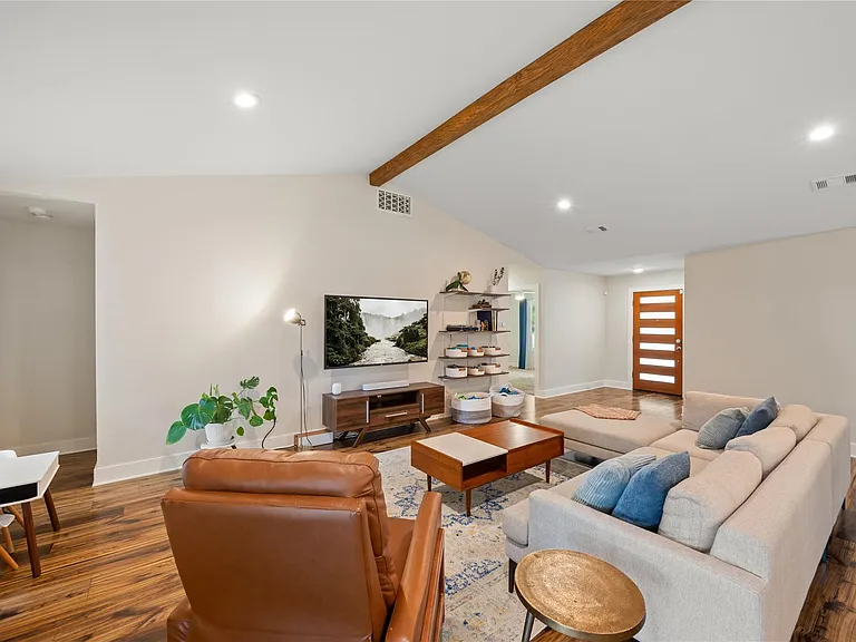 4902 Pelham Dr — Photo 9