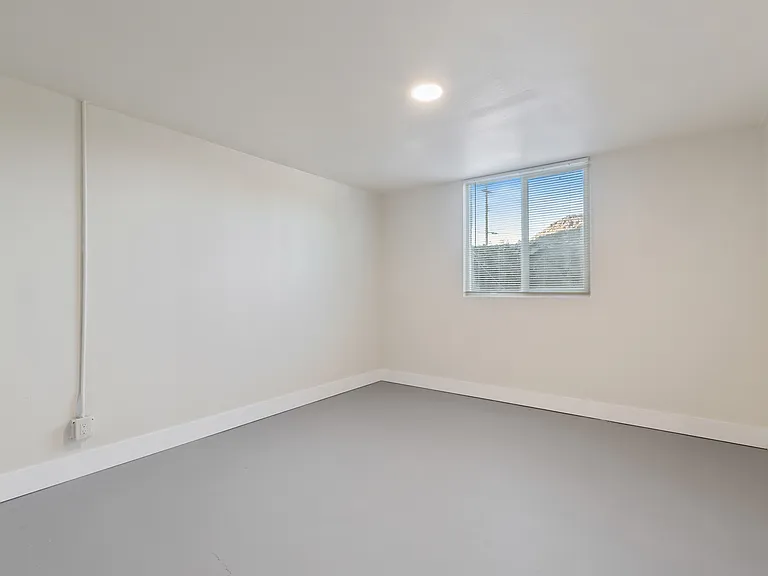 1575 W 7th St — Photo 13
