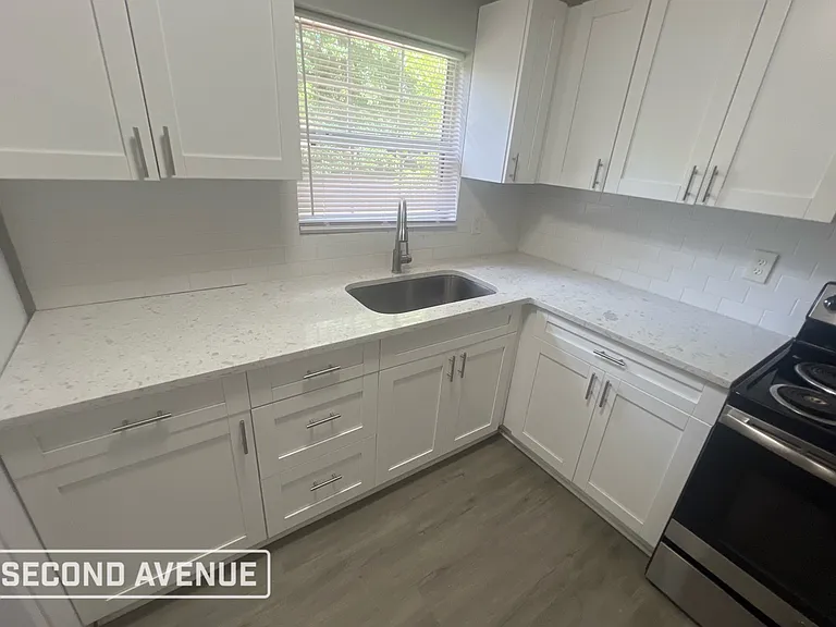 3015 Lansdell Dr — Photo 4