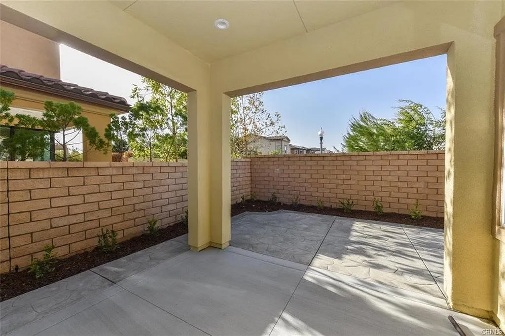 4 bed, 2121 sqft, $5,200 — Photo 3