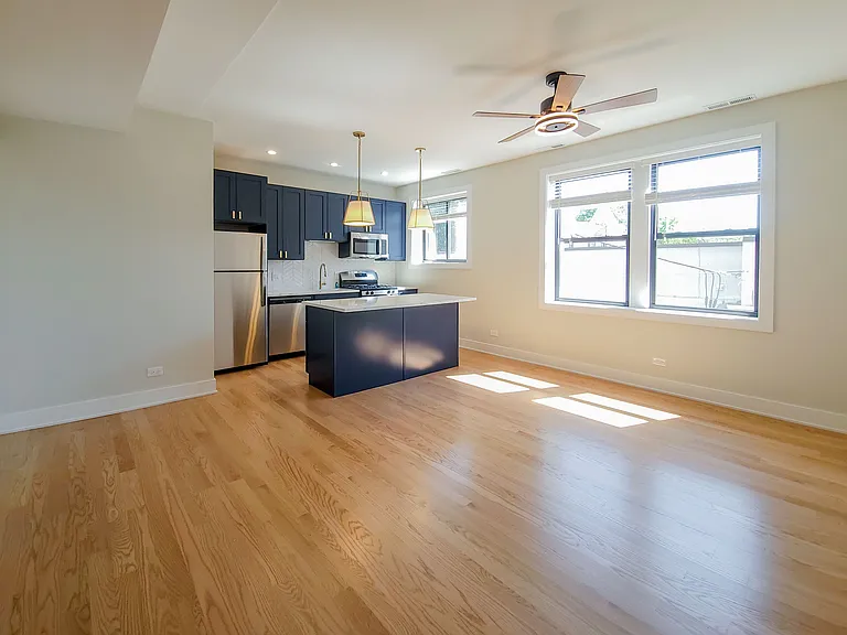 2020 1/2 W Montrose Ave #2C — Photo 1