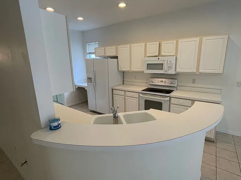 870 Greystone Ln — Photo 5