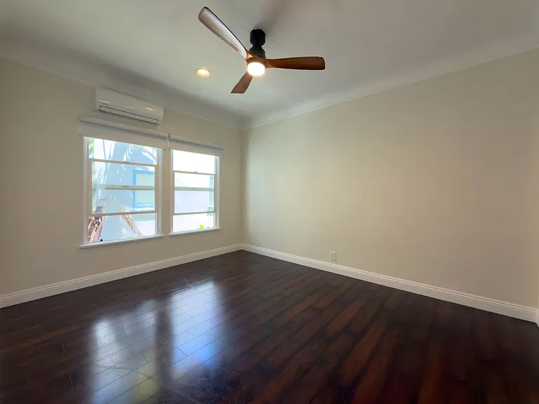 137 S Roxbury Dr — Photo 8