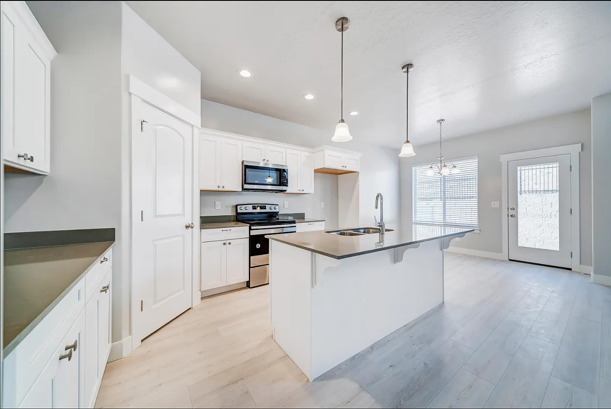 4 bed, 3.5 bath, 2350 sqft, $750 — Photo 1