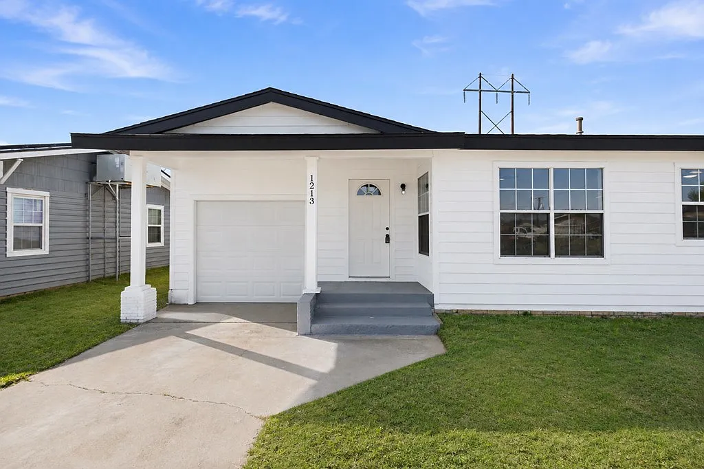 4 bed, 2.0 bath, 1420 sqft, $2,400 — Photo 4