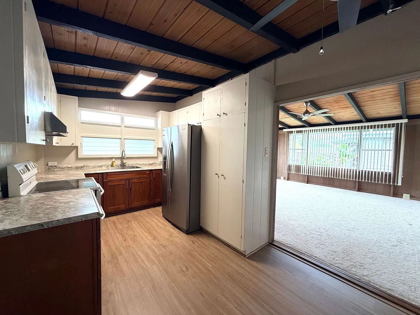 3 Bedroom, 2.5 Bathroom House with Carport — Photo 2