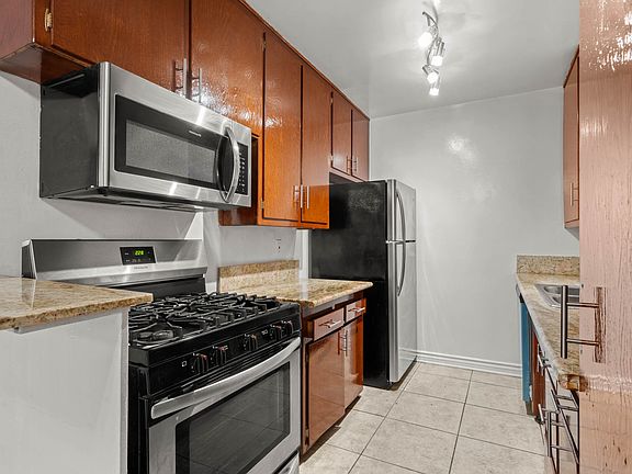 3rd image of 956 N Wilcox Ave #1B-1Ba-650Sqft