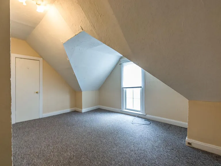 628 University - 7-bed/3-bath - Brand new flooring! — Photo 5