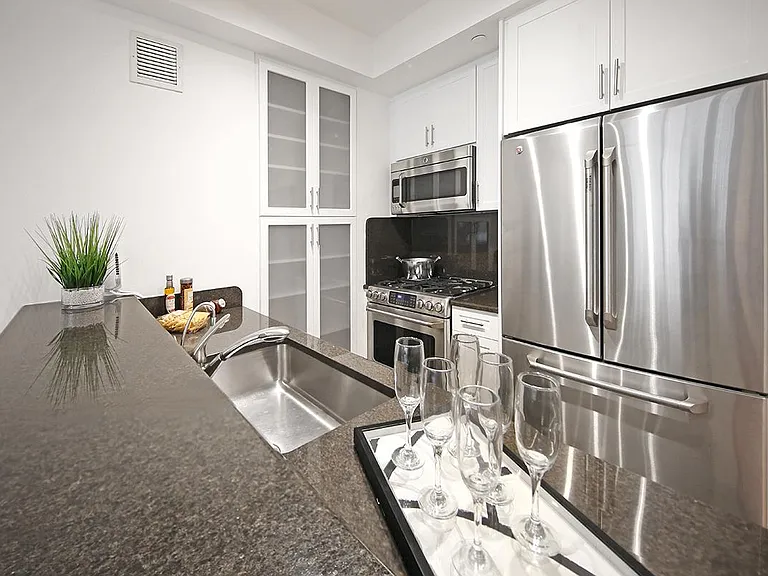 320 W 38th St #617 — Photo 3