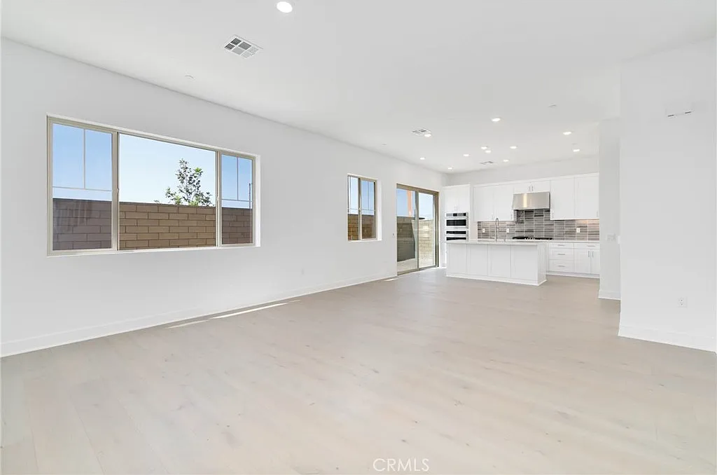 4 bed, 2100 sqft, $6,000 — Photo 3