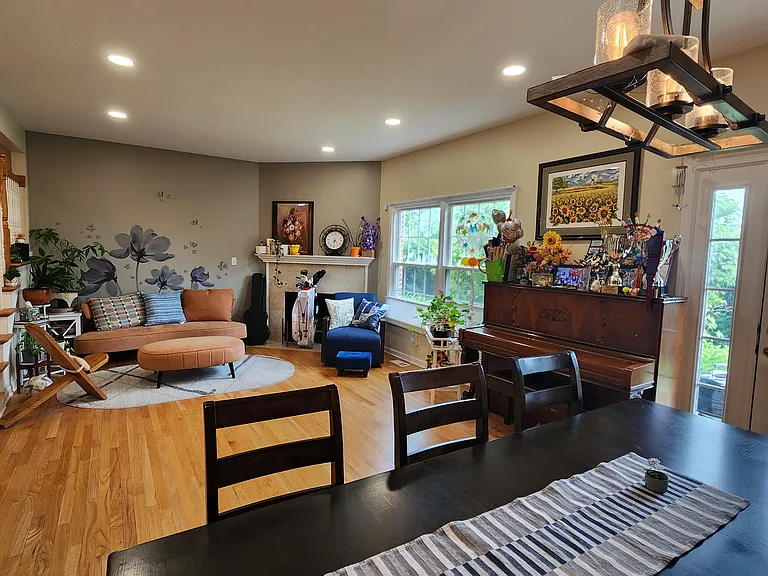 1807 Monroe Ct — Photo 2