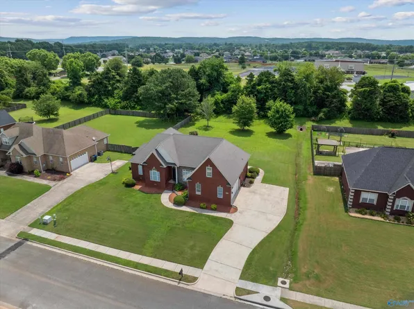 226 Twin Lakes Dr, New Market, AL 35761