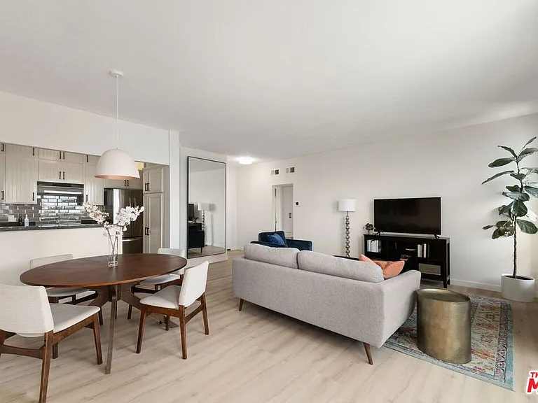 8960 Cynthia St #208 — Photo 12