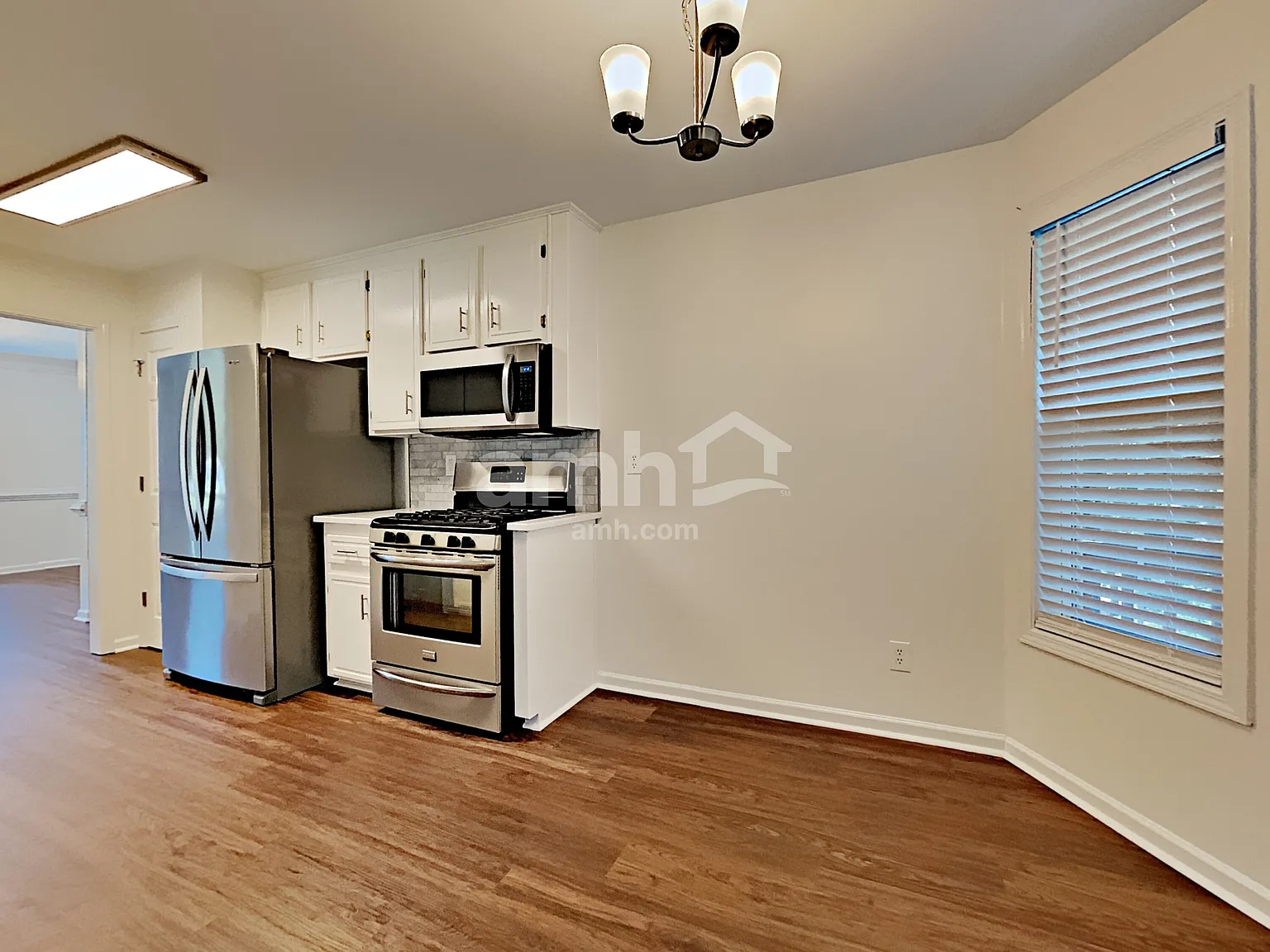 4 bed, 3.0 bath, 2376 sqft, $2,850 — Photo 4
