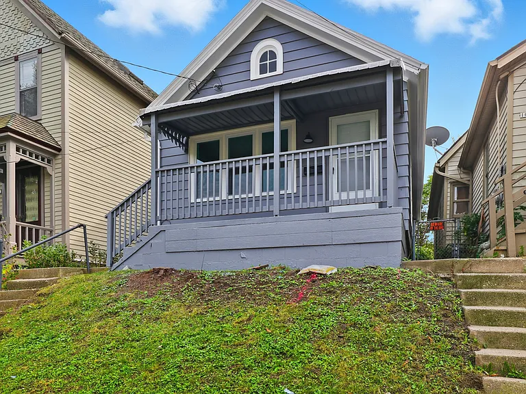 1017 E Pearson St — Photo 1