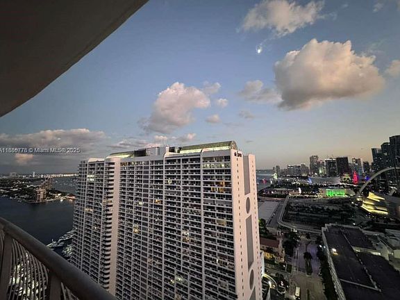 4th image of 1750 N Bayshore Dr APT 3708
