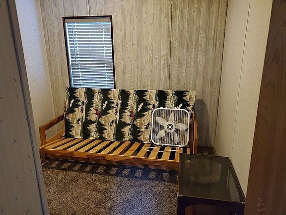 middle bedroom