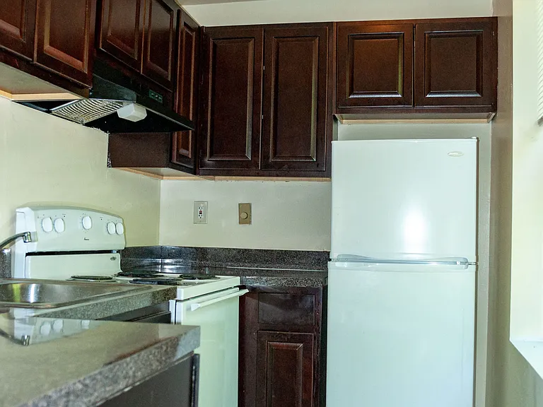 Virginia Arms Apartments — Photo 23