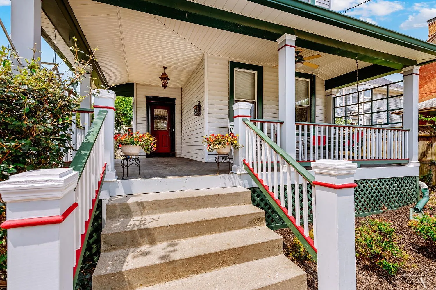 3 bed, 1.0 bath, 1937 sqft, $2,500 — Photo 2