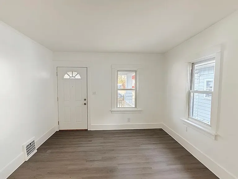 910 W Virginia Ave — Photo 4
