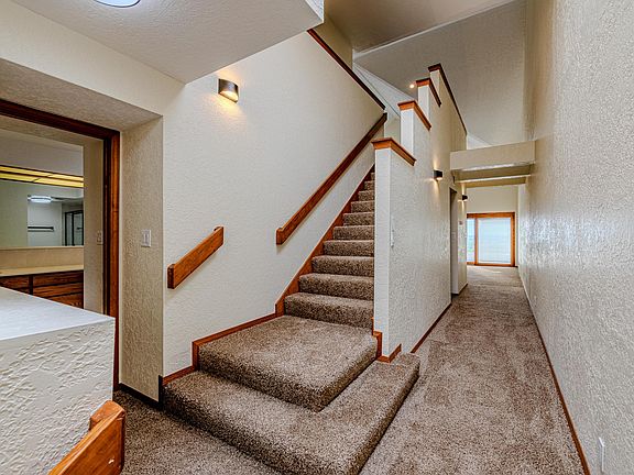 4th image of 5137 Glenwood Pointe Ln NE