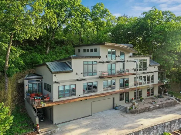 155 Lakeshore Dr S, Lenexa, KS 66217