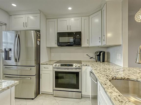 3rd image of 390 N Federal Hwy APT 204