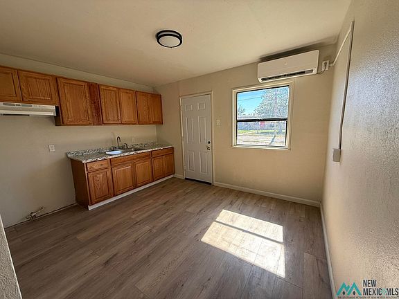 3rd image of 1509 W Hank Ave