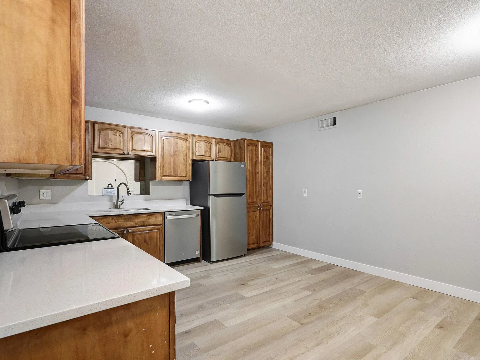 4 bed, 5.0 bath, 2800 sqft, $957 — Photo 4